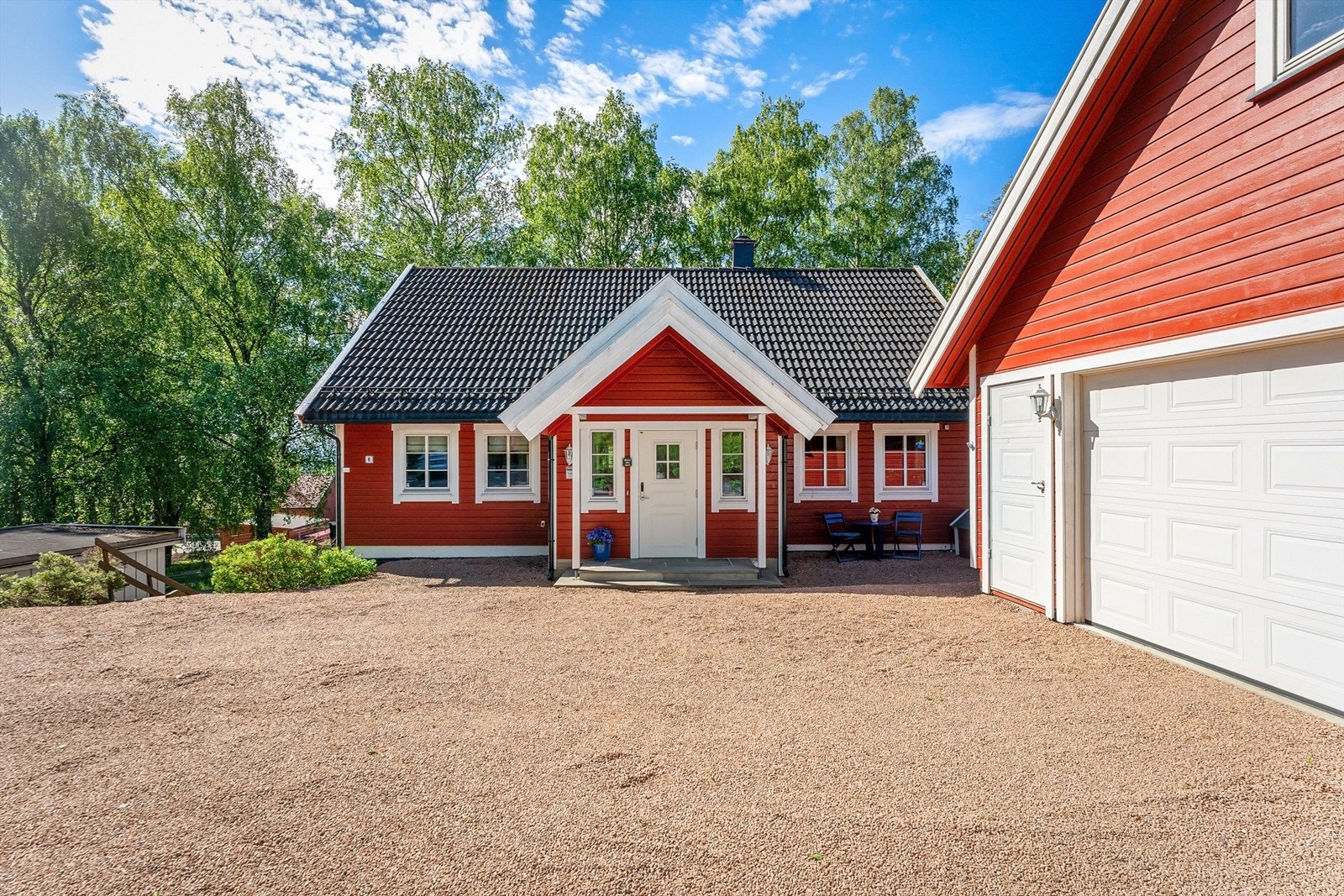 Det er gode parkeringsmuligheter i dobbel garasje og på egen gårdsplass. Boligen har installert elbil-lader. Foto: Zovenfra Galleribilde