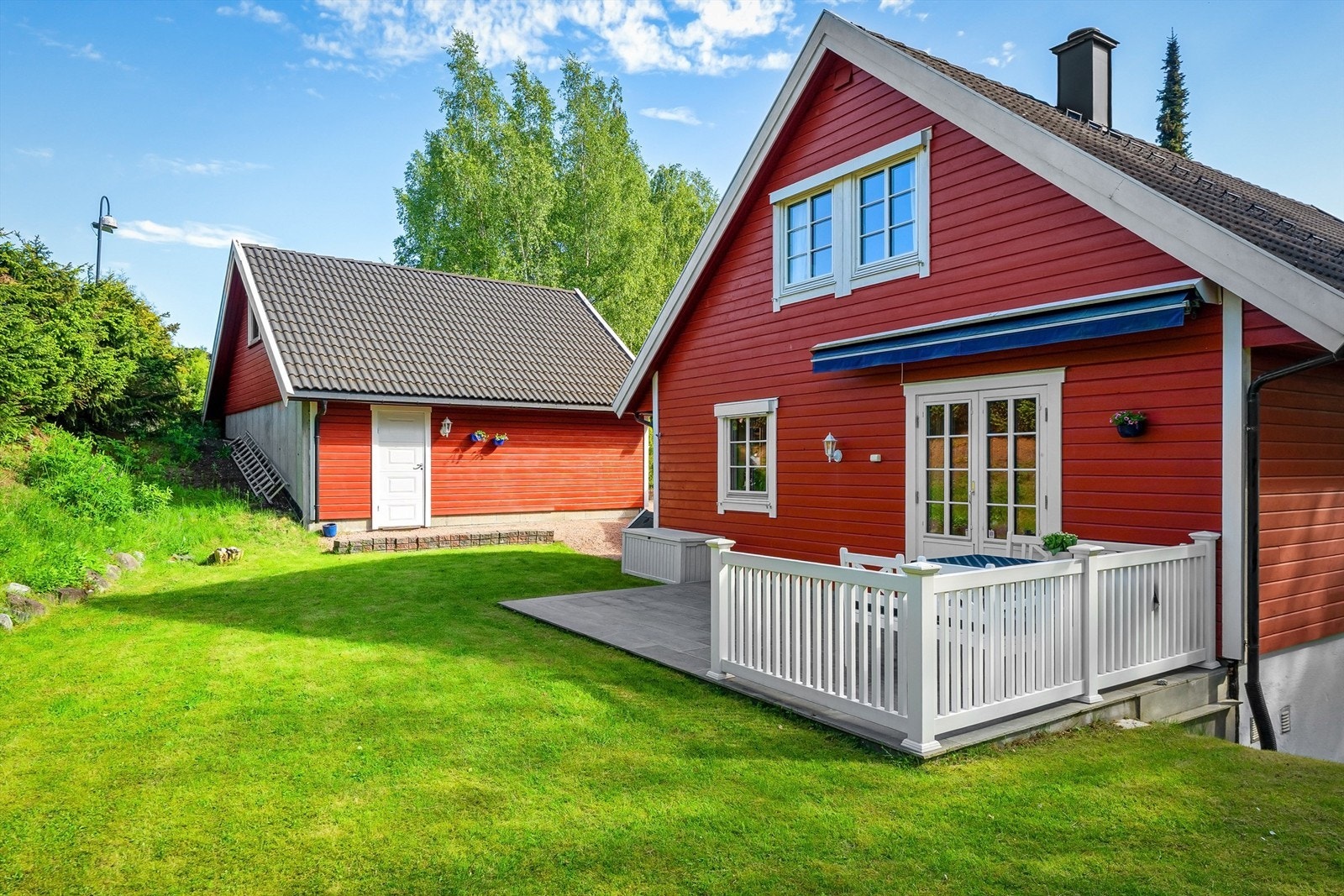 Eiendommen ligger rolig og fint til med nydelige uteområder Galleribilde