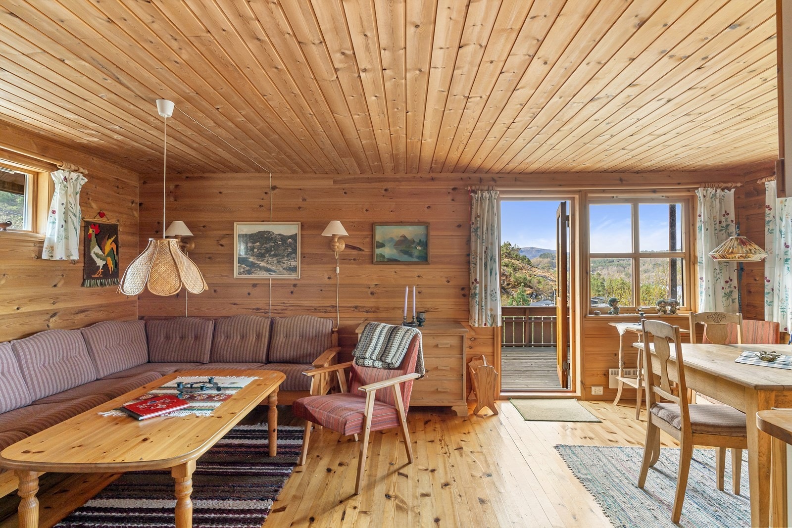 Fra stuen er det utgang til terrasse med gode solforhold. Galleribilde
