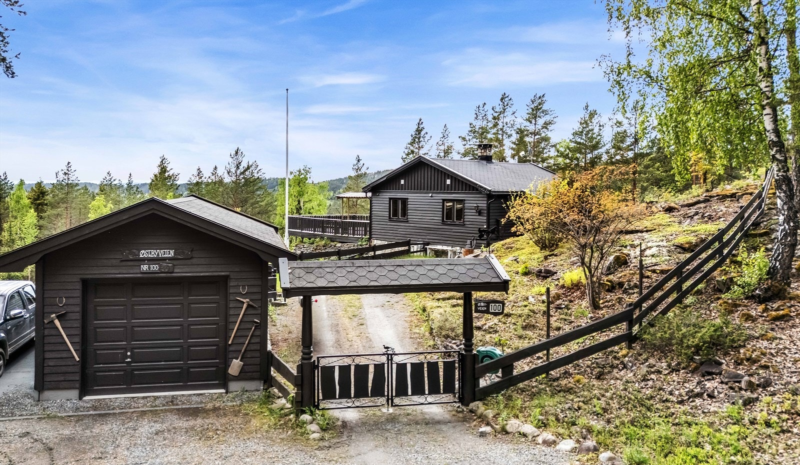 Boden er trolig det som i dag er garasjen og denne endringen fra bod til garasje er ikke byggemeldt eller godkjent av kommunen. Galleribilde