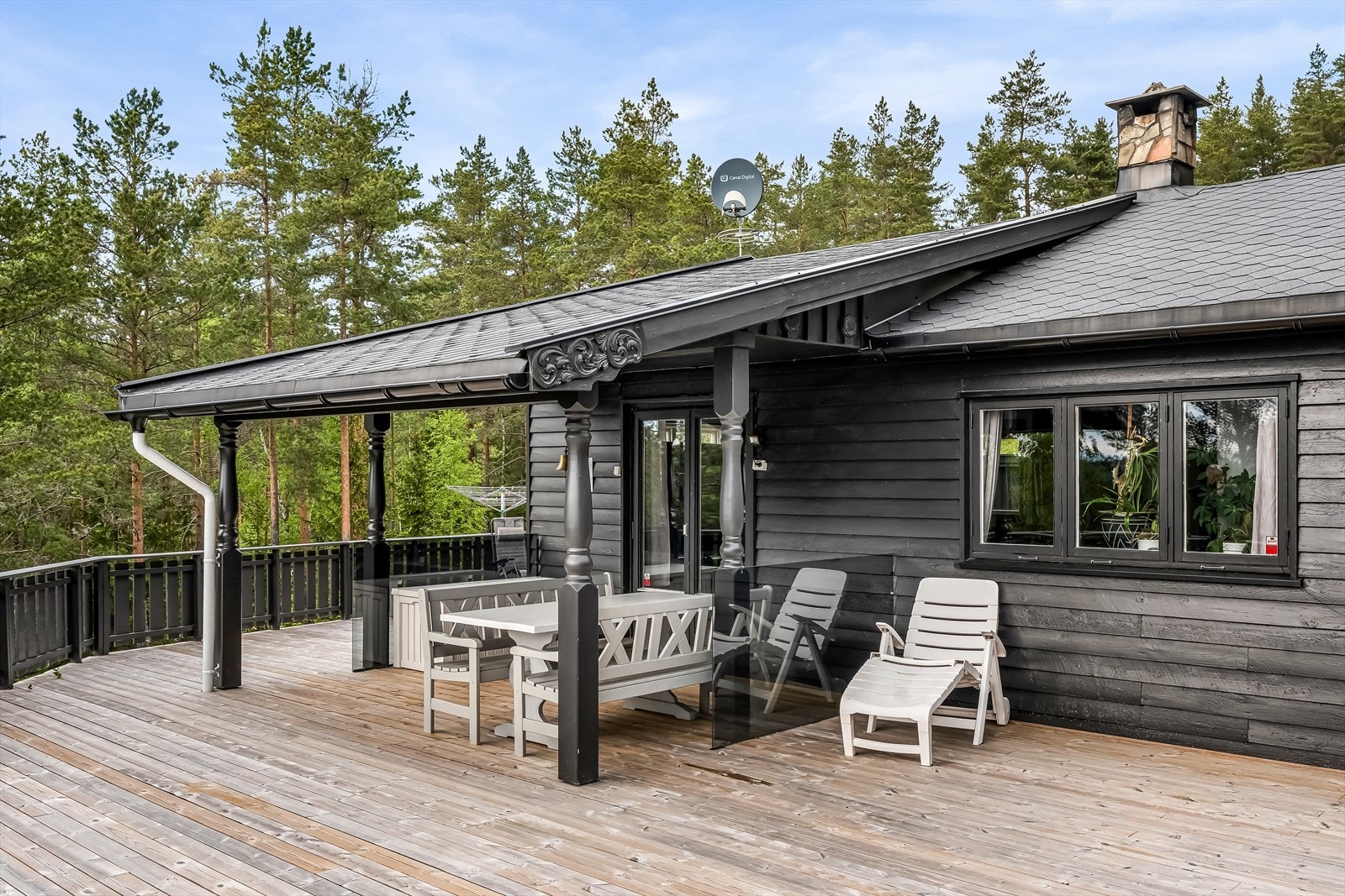 Fra stuen er det utgang til en stor og solrik terrasse på hele 92 m². Galleribilde