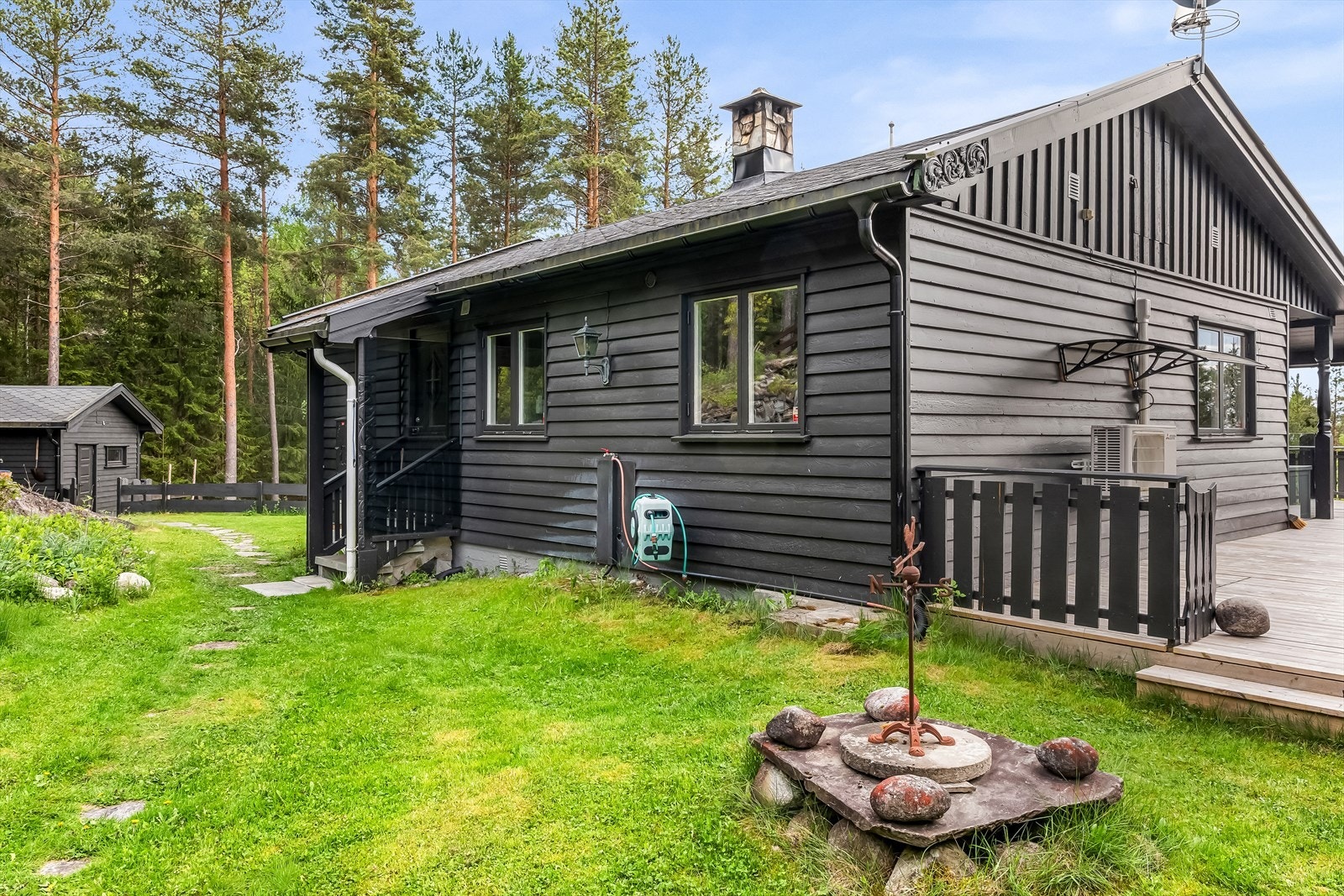 Det foreligger ingen godkjente tegninger fra kommunen over eiendommen, og megler har derfor ikke kunnet vurdere lovligheten av eiendommens (hytte, garasje, utedo og terrasser) oppføring og bruk. Galleribilde