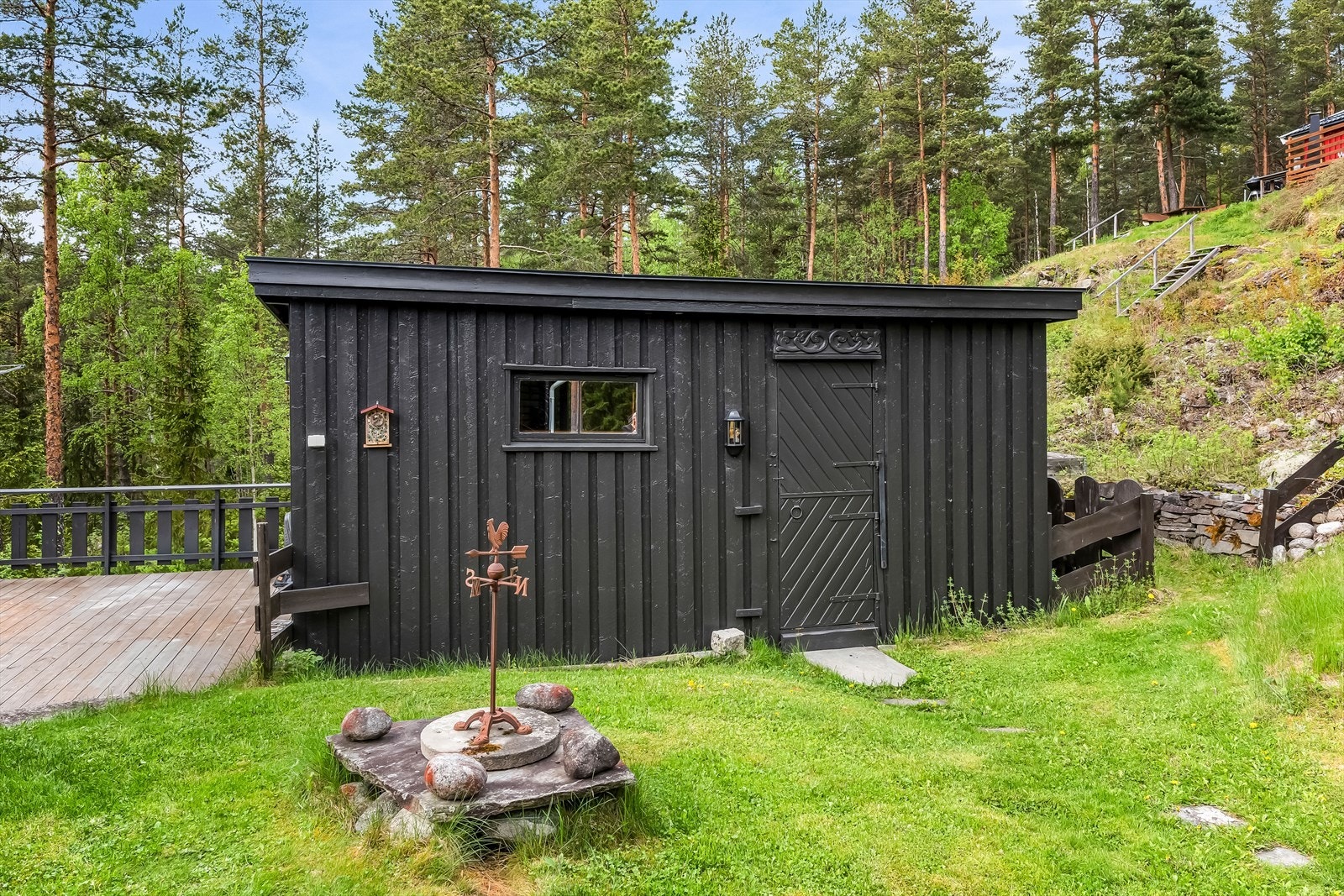 Det foreligger ikke dokumentasjon eller tegninger fra kommunen på uteboden, utedoen og terrassen rundt uteboden på eiendommen. Galleribilde
