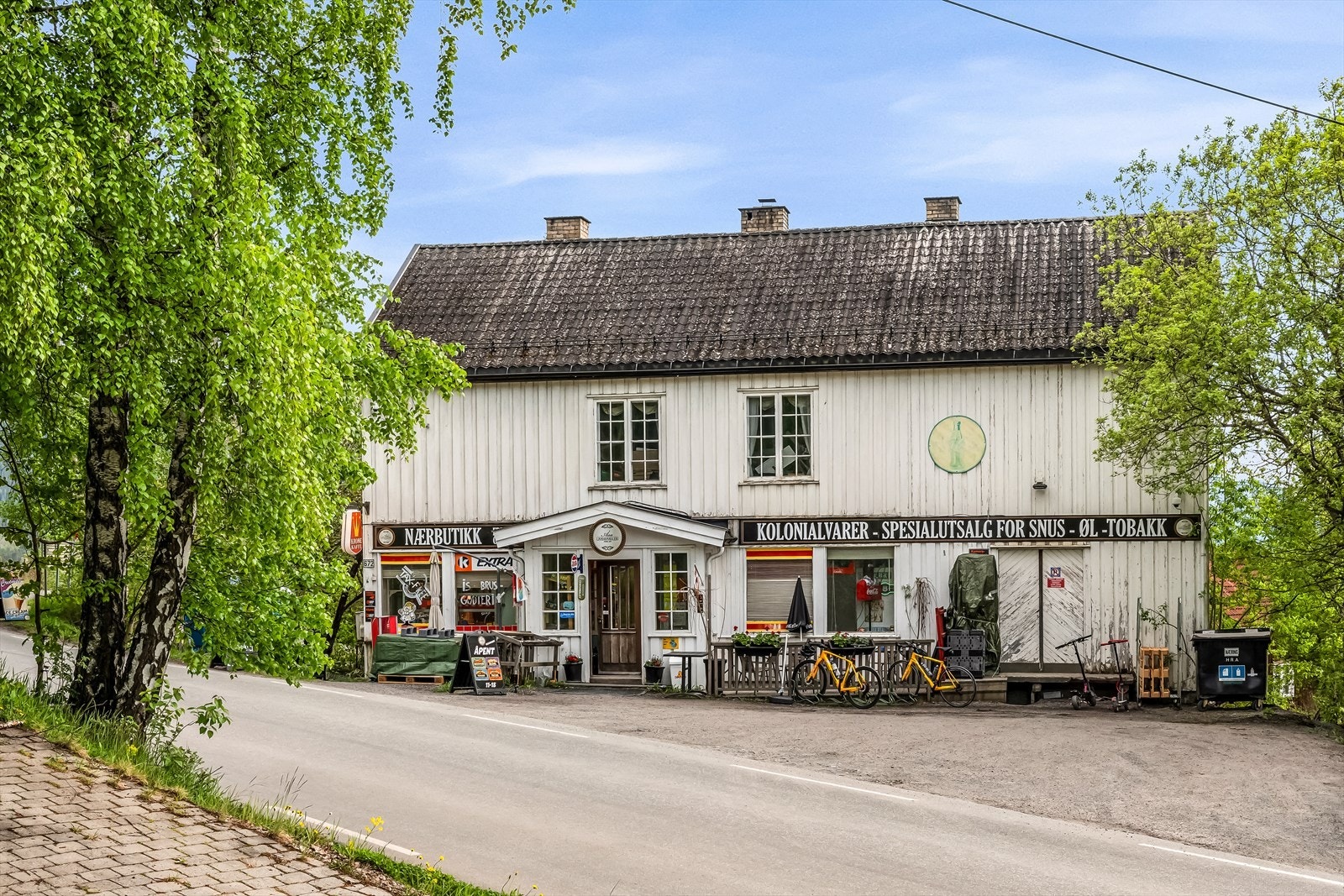 Ved innkjøringen til Østbyveien ligger Åsa Landhandleri, hvor du finner det viktigste av dagligvarer samt hyggelige forfriskninger. Galleribilde