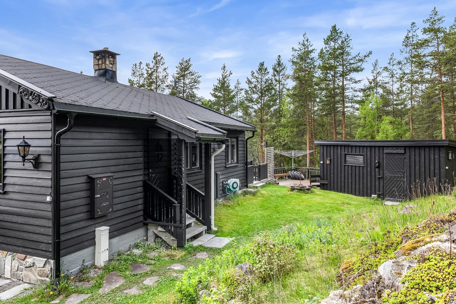 Det foreligger heller ikke dokumentasjon eller tegninger fra kommunen på at garasjen og terrassene på eiendommen er byggemeldt. Galleribilde