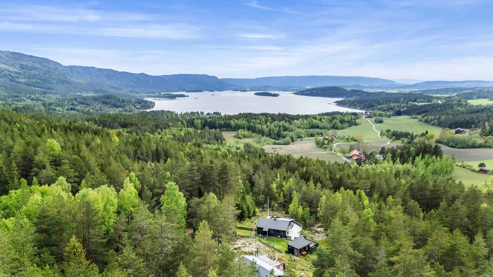 I nærområdet finner du flere idylliske tjern, blant annet Ultvetttjern og vakre Gullerudtjern naturreservat, hvor du kan nyte stille dager i naturen eller sanke bær og sopp i sesongen. Galleribilde