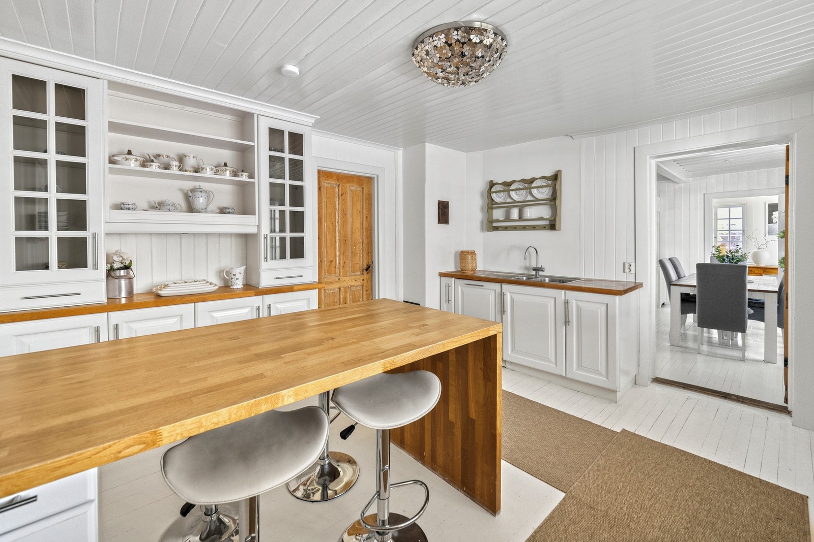Barløsningen er et fint samlingspunkt, perfekt for måltider, gode samtaler og lekselesning mens middagen tilberedes. Galleribilde