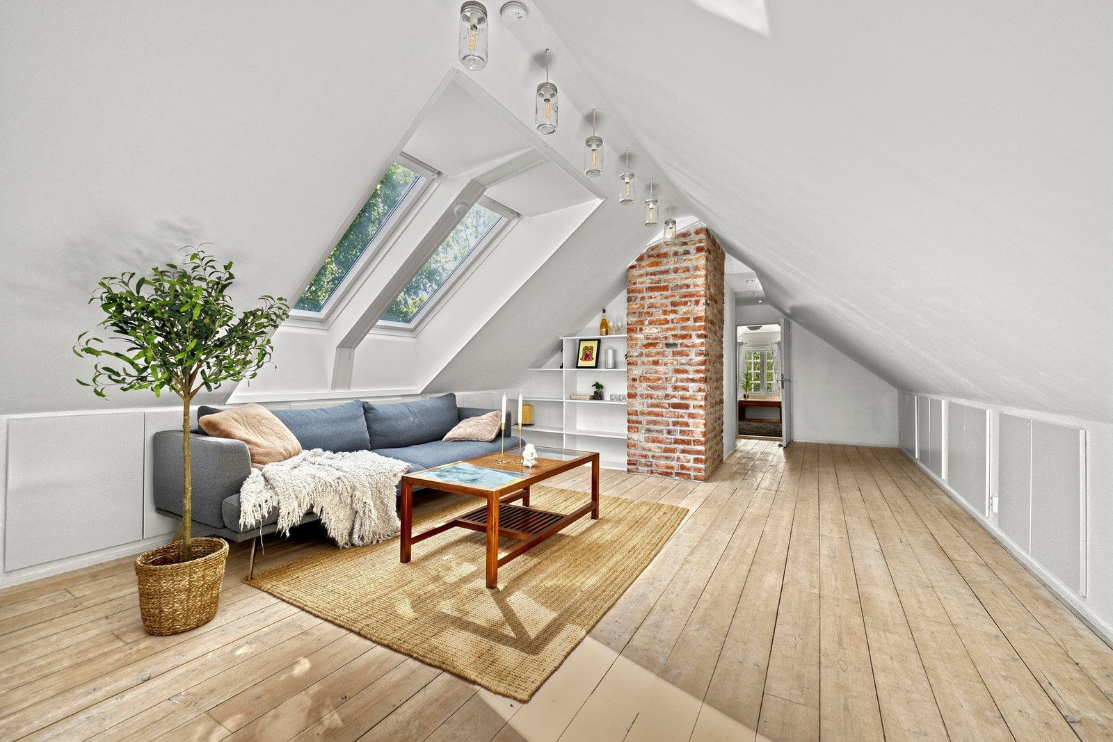 Lyset strømmer inn fra store takvinduer, og loftstuen er perfekt hvis man ønsker å trekke seg tilbake for litt egentid. Galleribilde