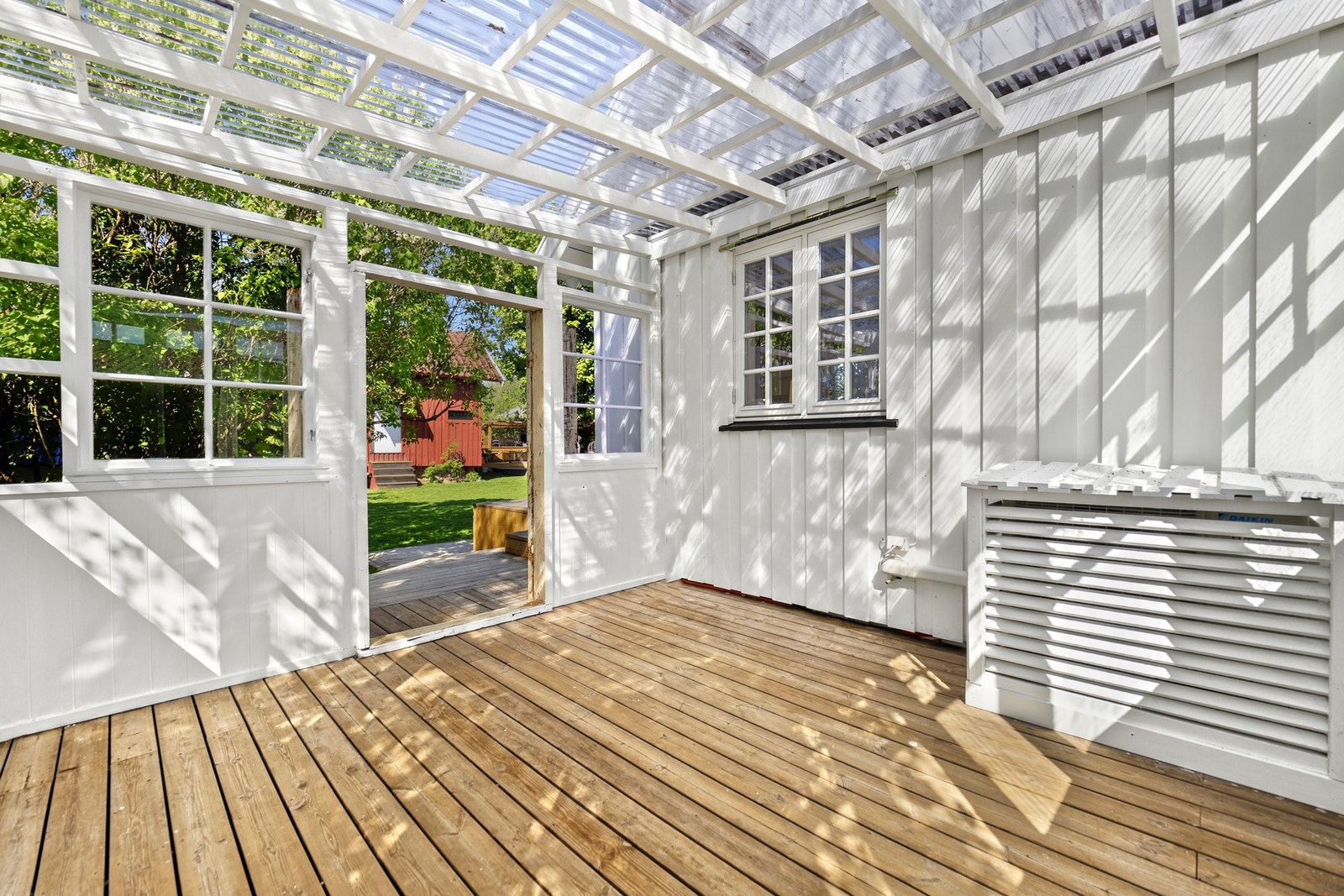 Ved den ene inngangen har boligen en herlig terrasse som er delvis innebygd med en fin pergola. Galleribilde