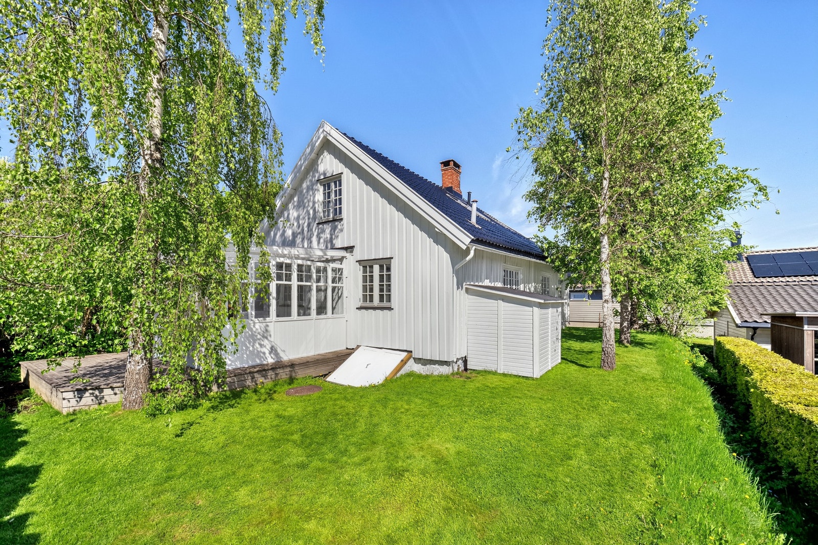 Hagen innbyr til lek og hygge, med god plass til trampoline, ballspill og andre aktiviteter. Galleribilde