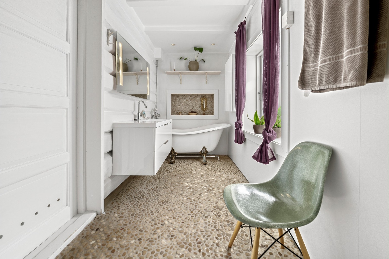 Badet i 1. etasje er innredet med varmekabler og downlights. Galleribilde