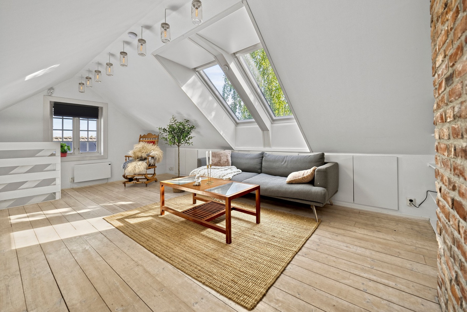 Øverst har boligen en lys og trivelig stue, et ekstra oppholdsrom for lek, vennebesøk og avslapning. Galleribilde