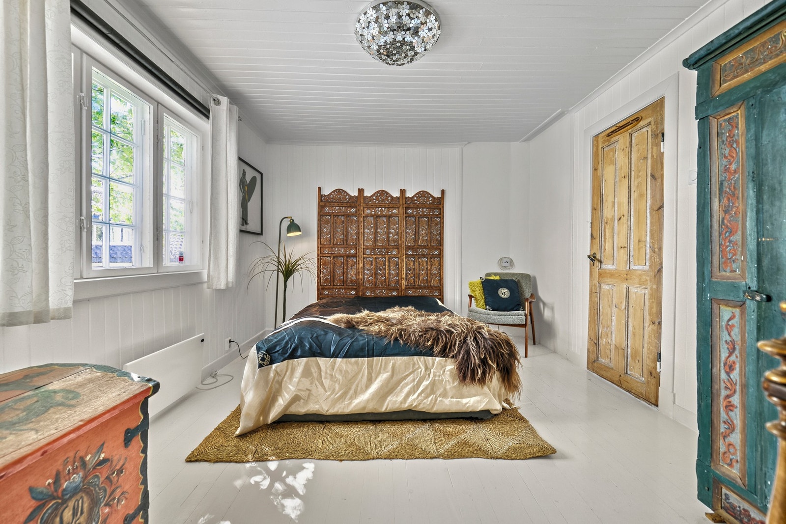 Hovedsoverommet innredes enkelt med både dobbeltseng, garderobeskap og annet møblement. Galleribilde