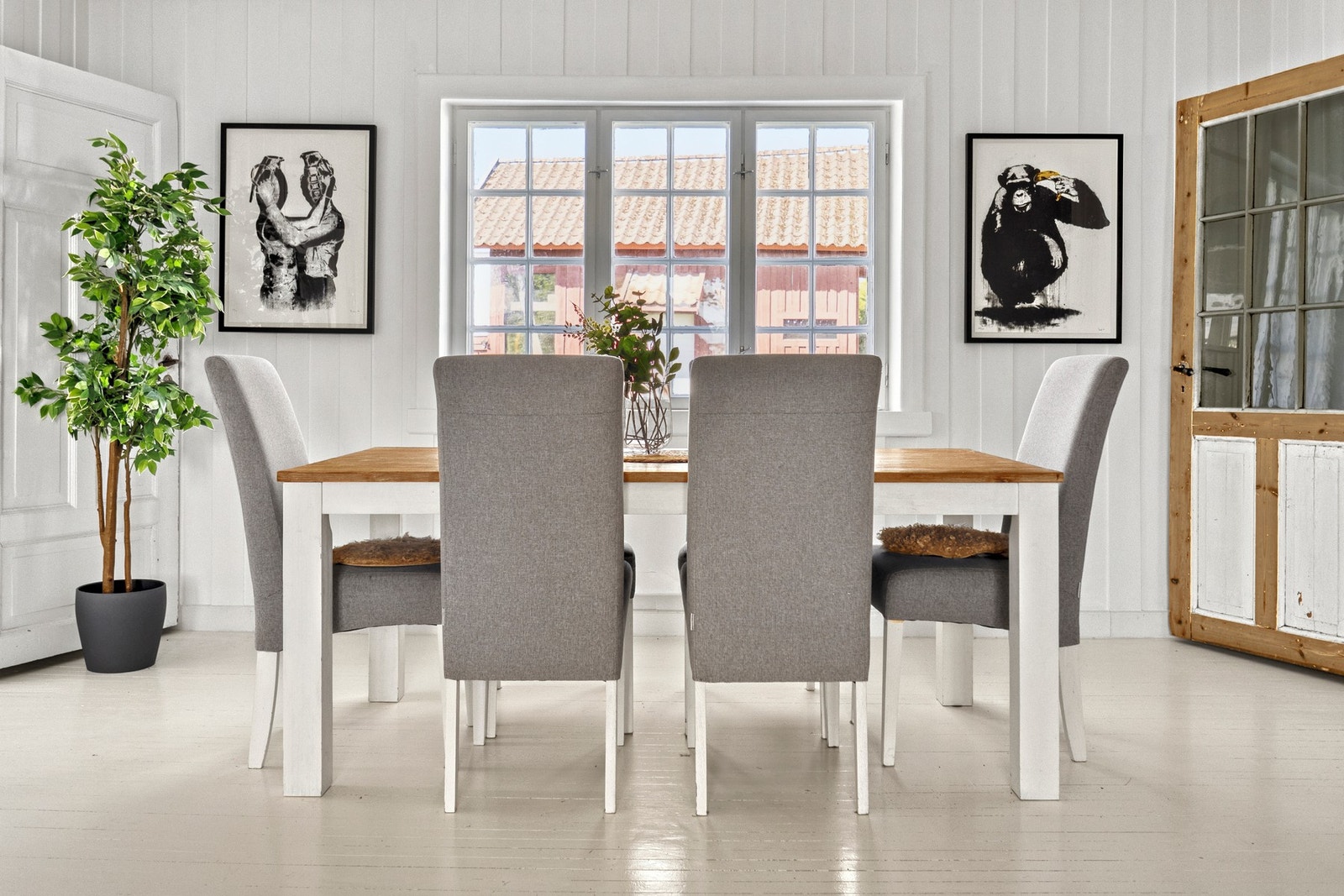 I stuen samles familie og venner for hyggelige måltider rundt et langbord. Galleribilde