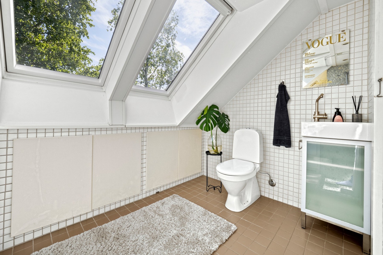 Boligen har en praktisk planløsning med bad fra 2007 i hver sin etasje. Galleribilde
