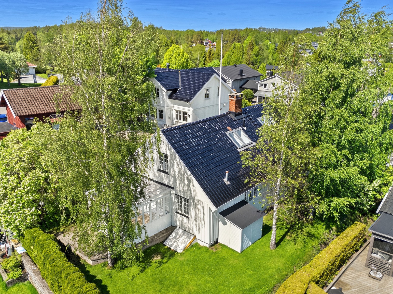 Pent opparbeidet med velstelt hekk og store plenarealer. Galleribilde