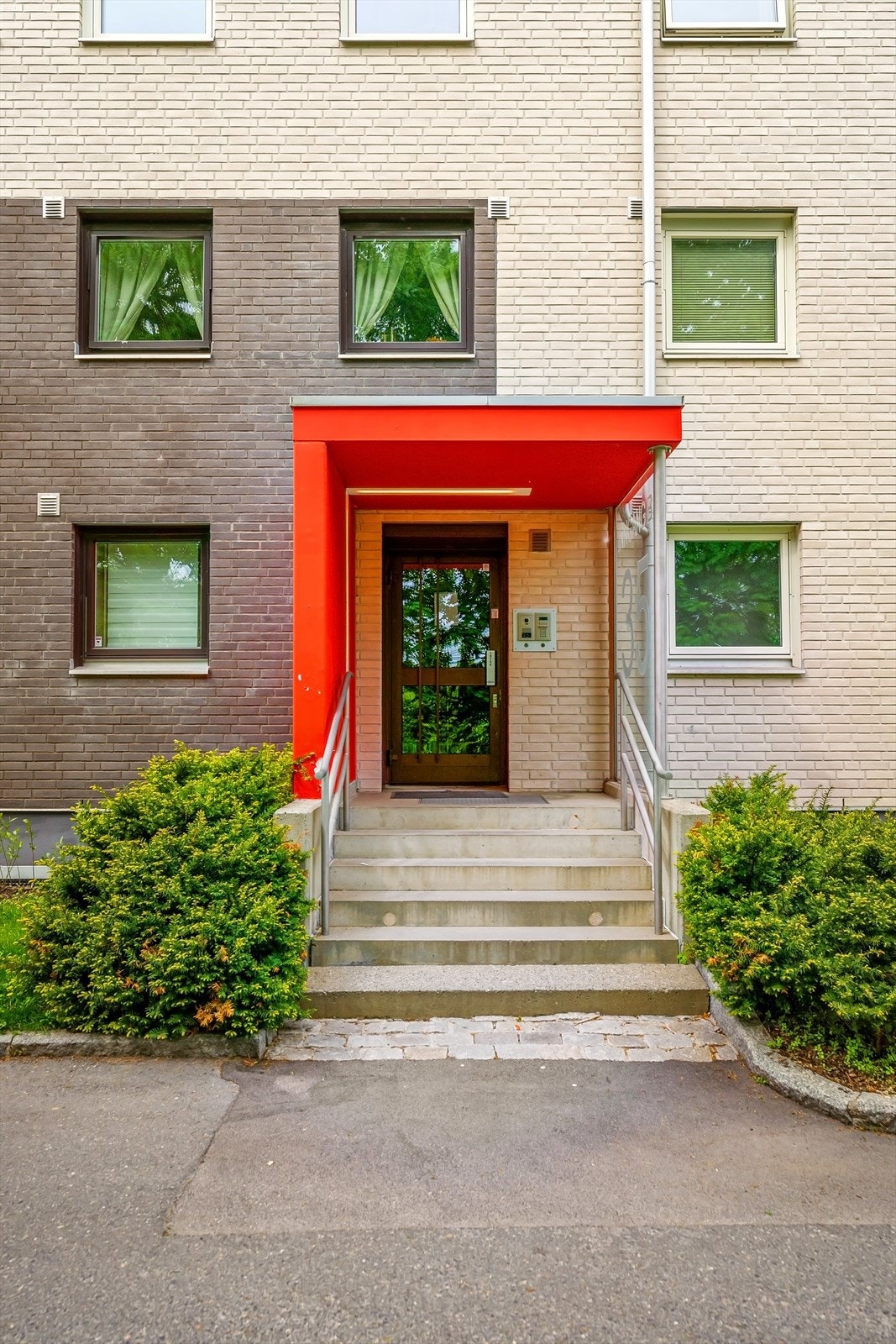 Felles inngangsparti med ringeklokke og postkasser. Galleribilde