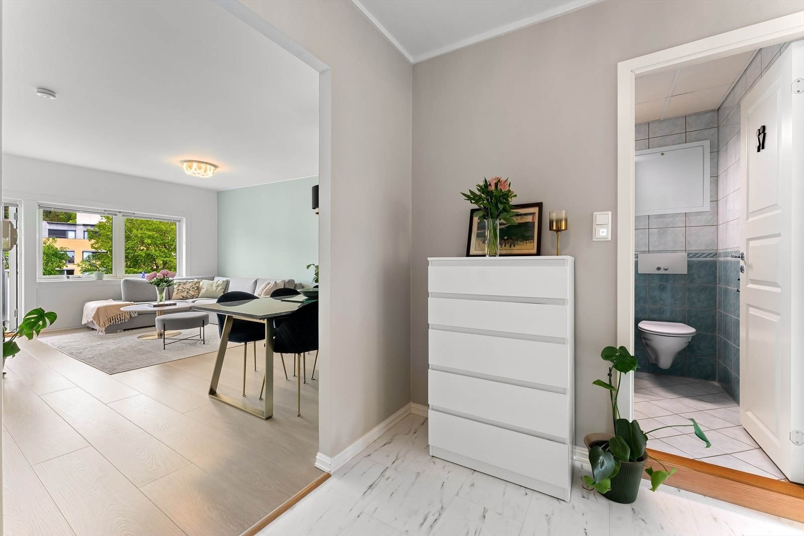 Fra entreen er det åpen siktlinje inn mot stuen og spisestuen. Galleribilde