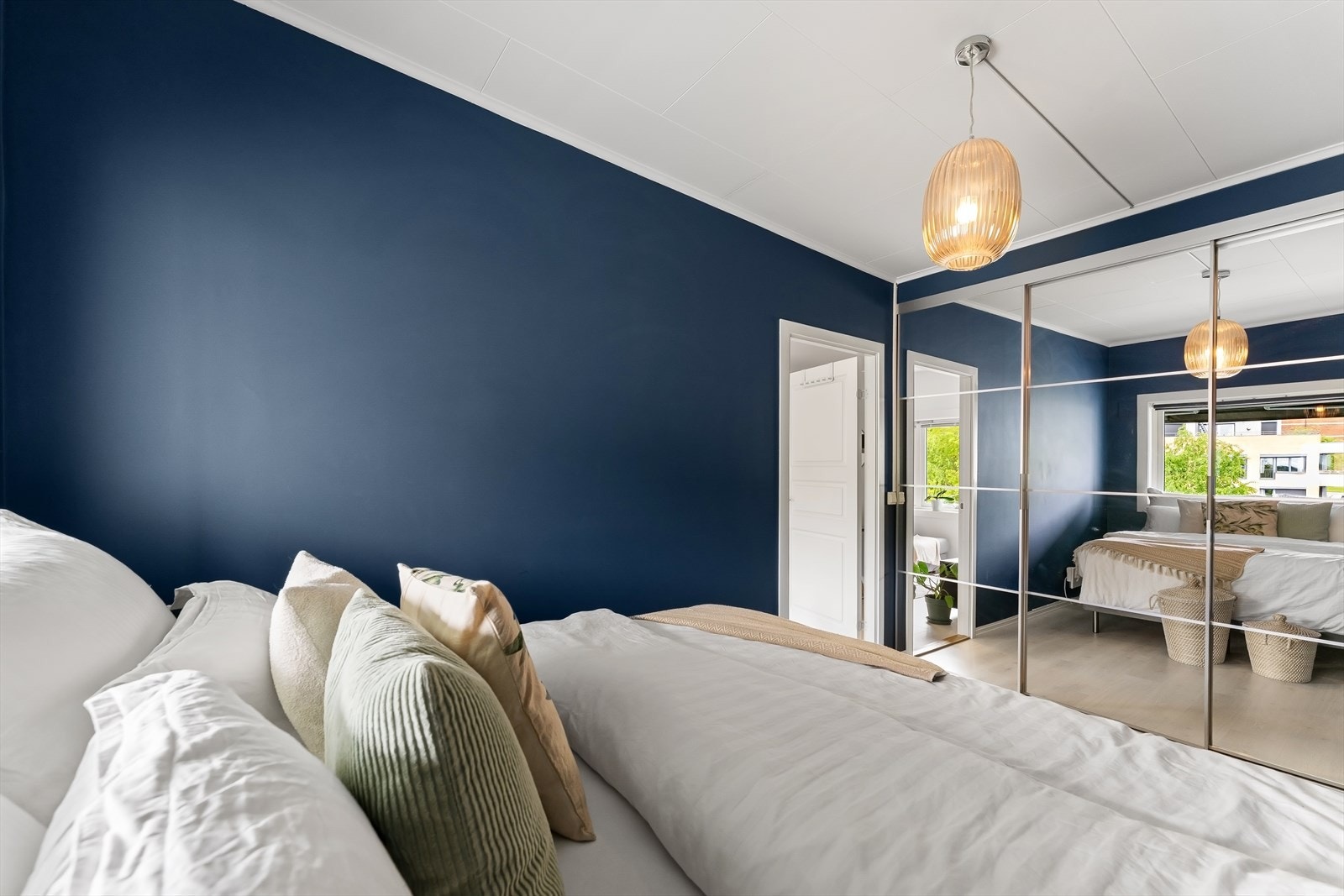 Hovedsoverommet er utstyrt med en romslig skyvedørsgarderobe med speilfronter. Galleribilde