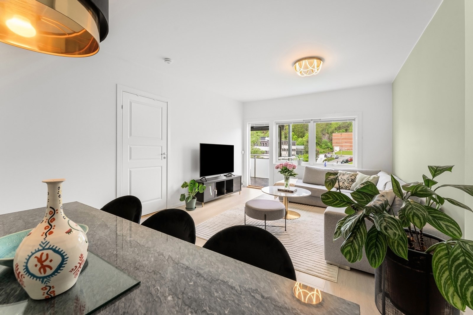 Fra stuen er det direkte utgang til balkongen, som utvider oppholdsarealet på varme dager. Galleribilde