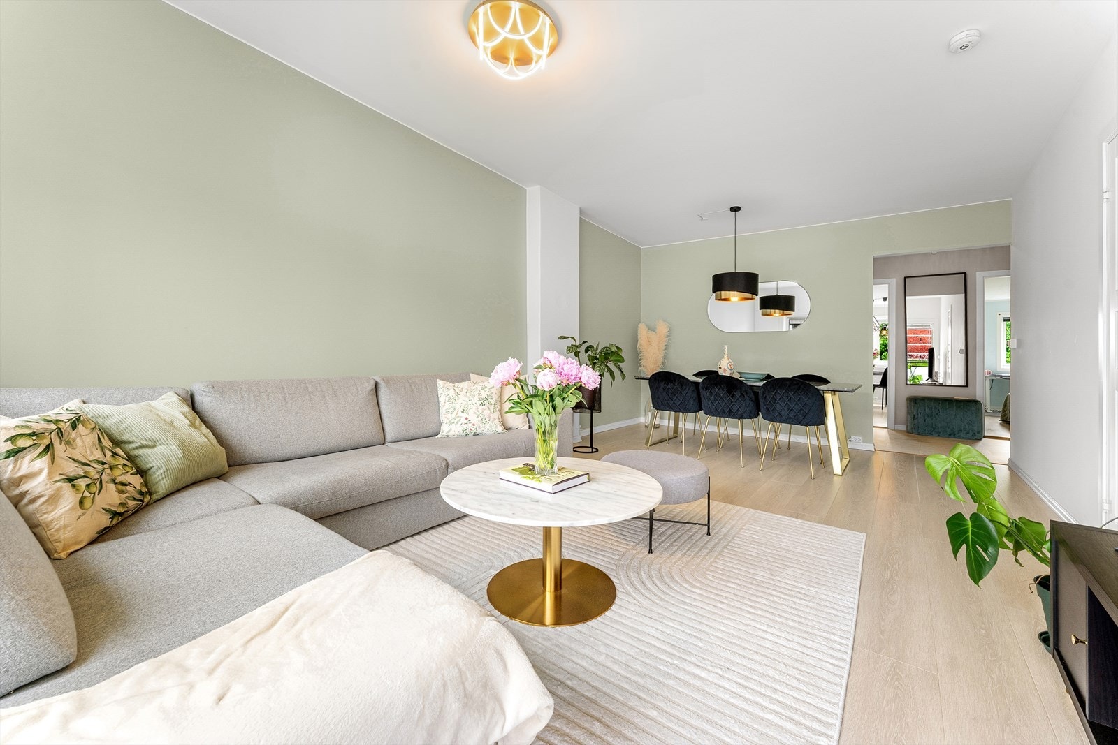 Stuen er romslig og har en fleksibel planløsning med god plass til både sofagruppe og spisebord. Galleribilde