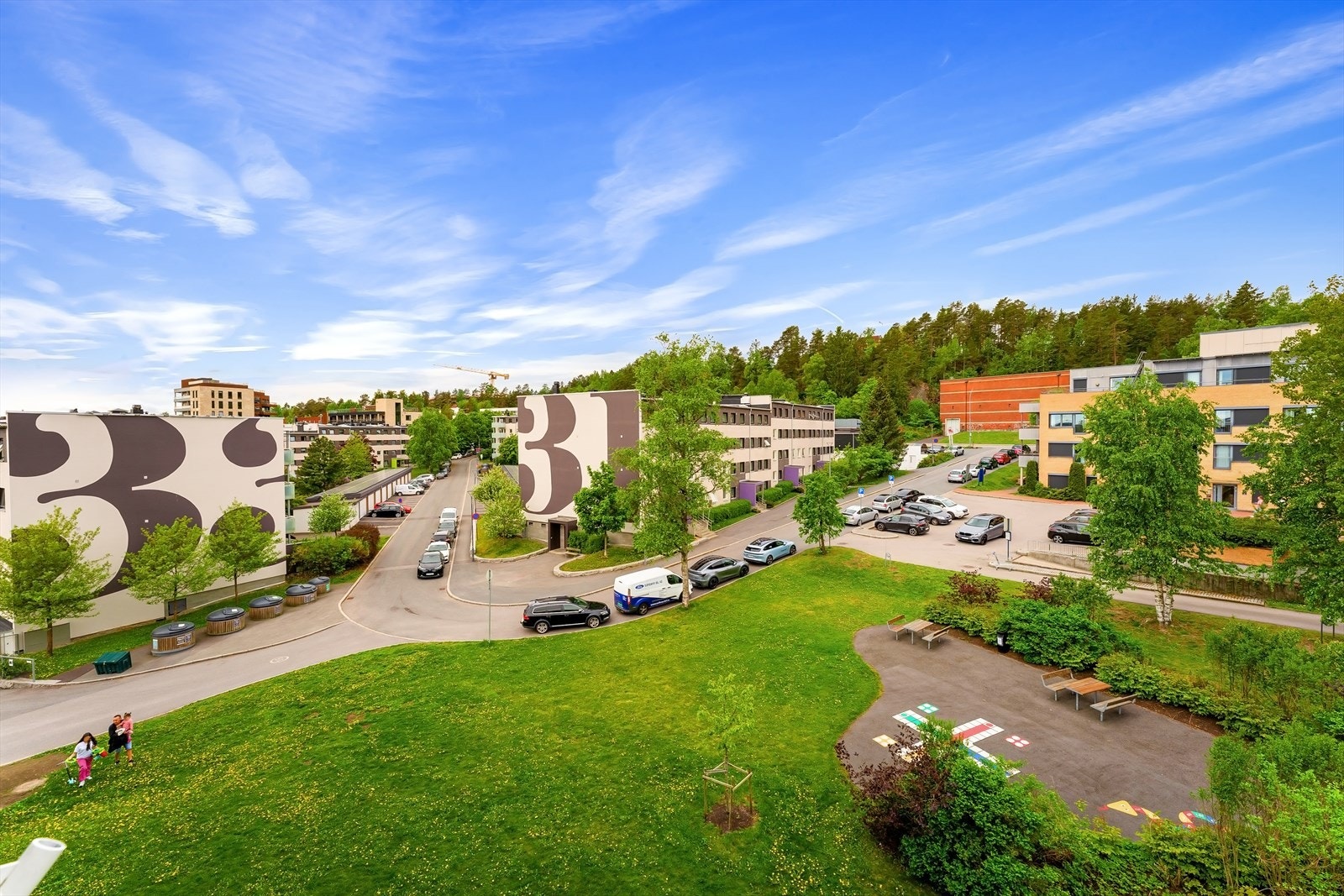 Fra leiligheten er det kun 6 minutters gange til Ammerud T-banestasjon med linje 4 og 5. Galleribilde