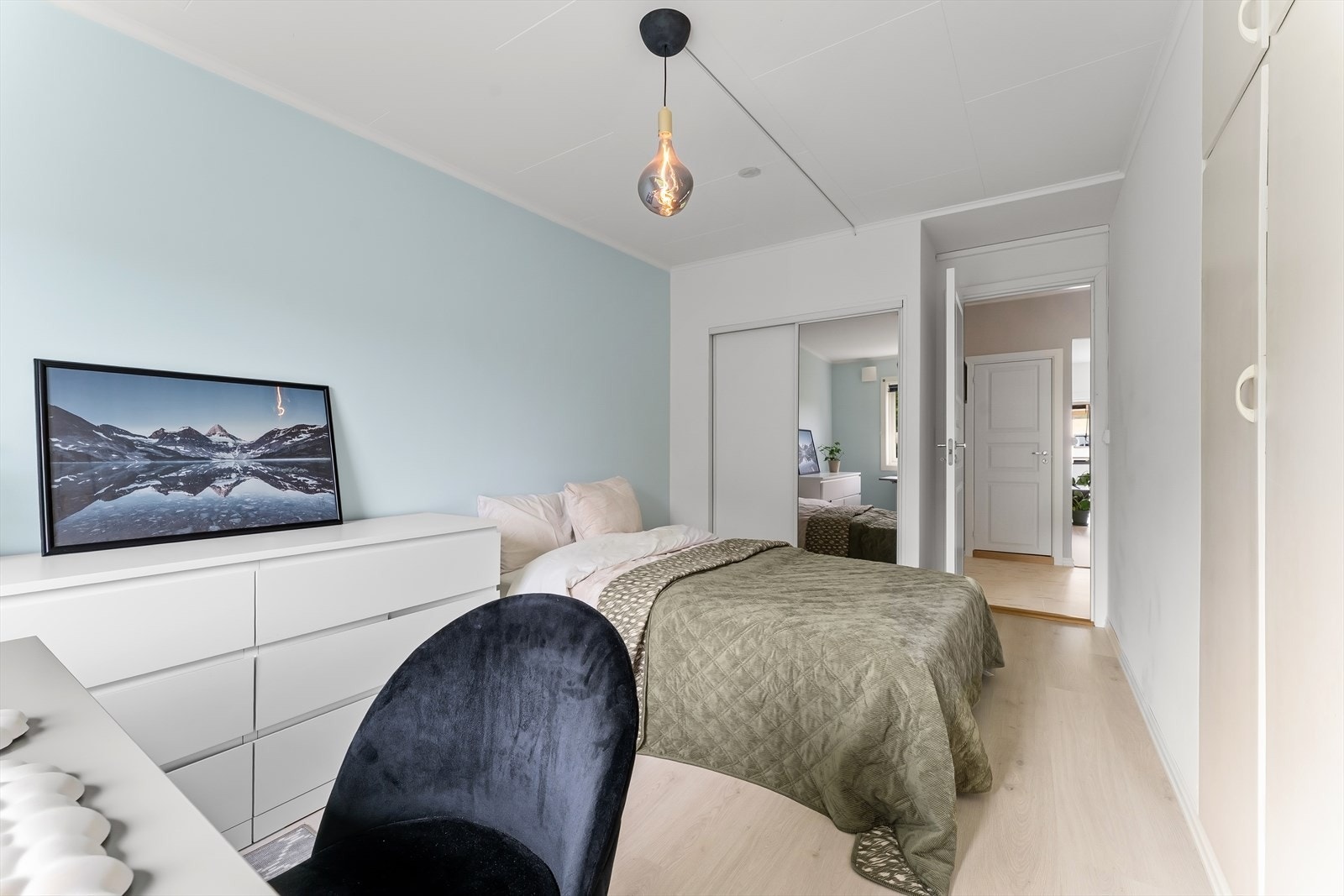 Lyse overflater og gulv gir et luftig preg også på dette soverommet. Galleribilde