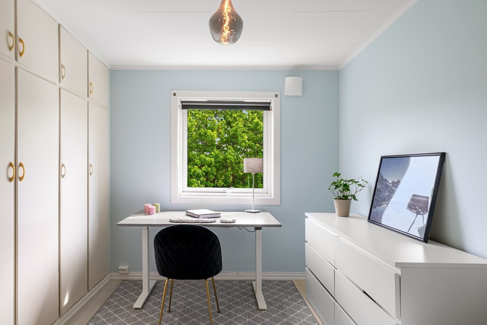 Rommet har plass til både seng og en egen arbeidsplass ved vinduet. Galleribilde