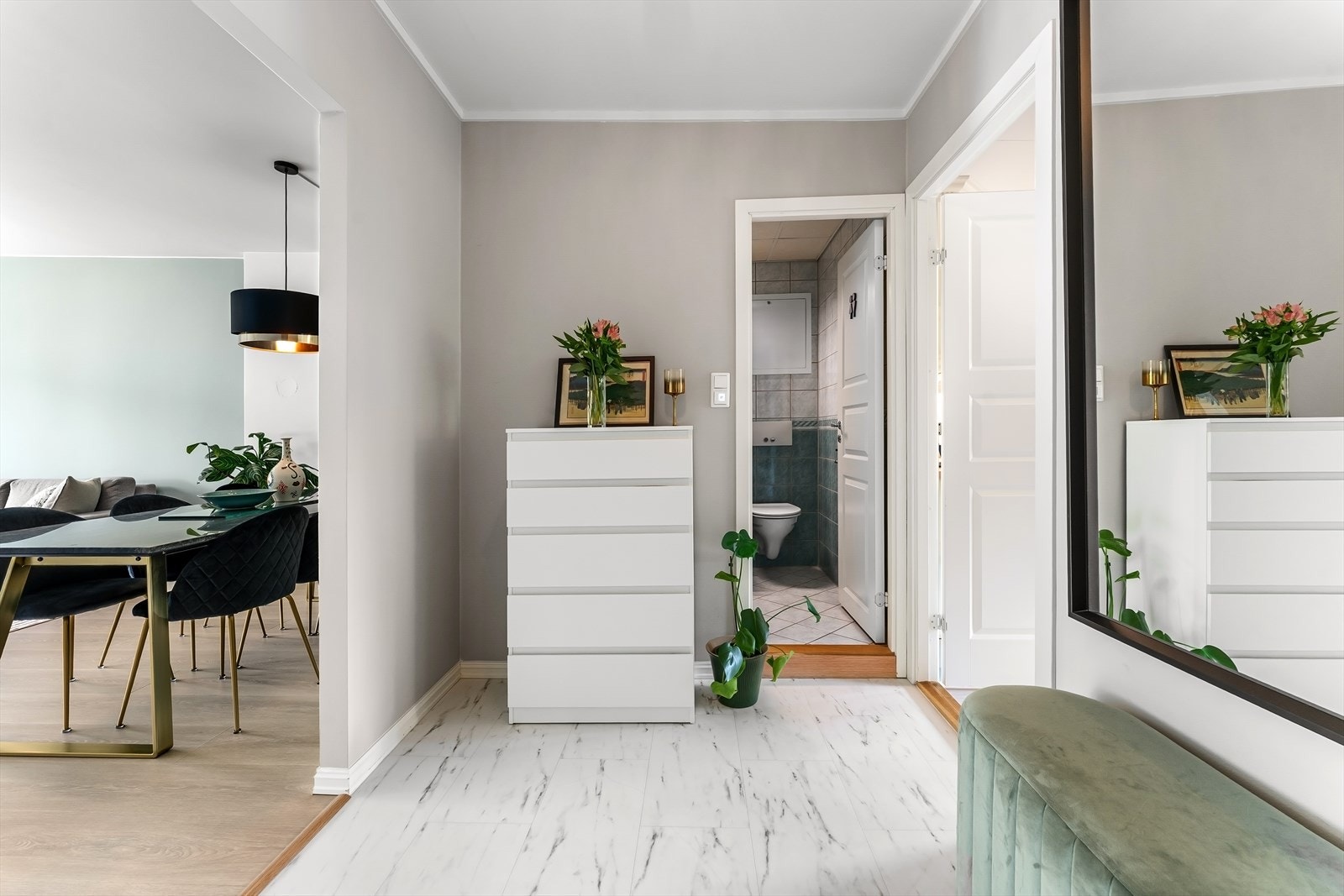 Leiligheten har både et hovedbad, praktisk plassert ved entreen. Galleribilde