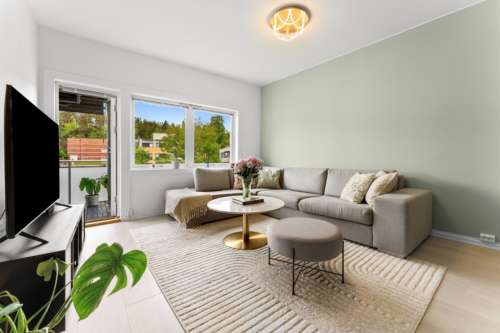 Store vindusflater gir rikelig med naturlig lys til oppholdsrommene. Galleribilde