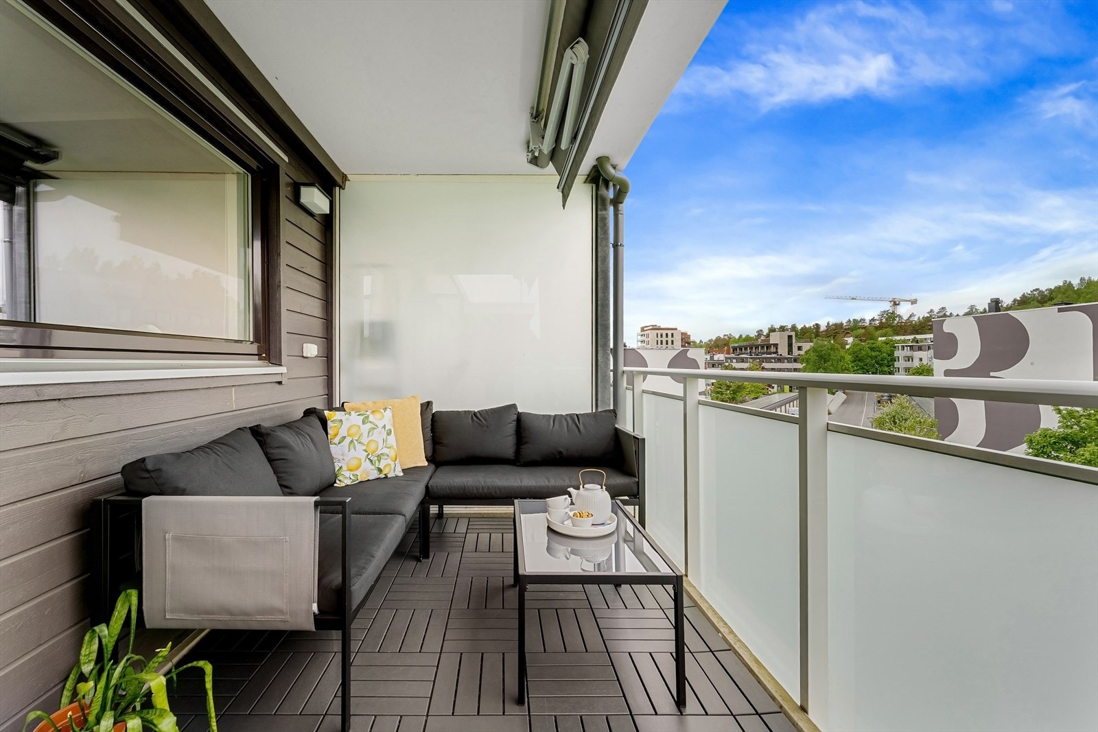 Balkongen er romslig og har god plass til en komfortabel sittegruppe. Galleribilde