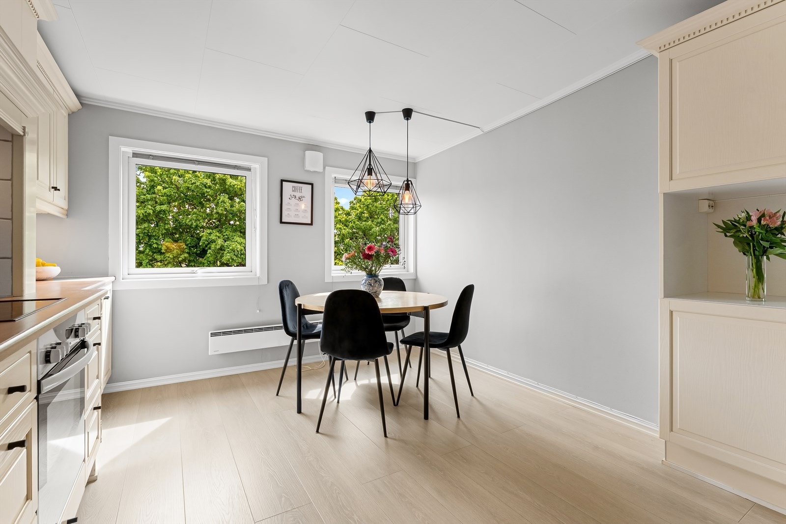 Her er det god plass til en hyggelig spiseplass ved vinduet. Galleribilde