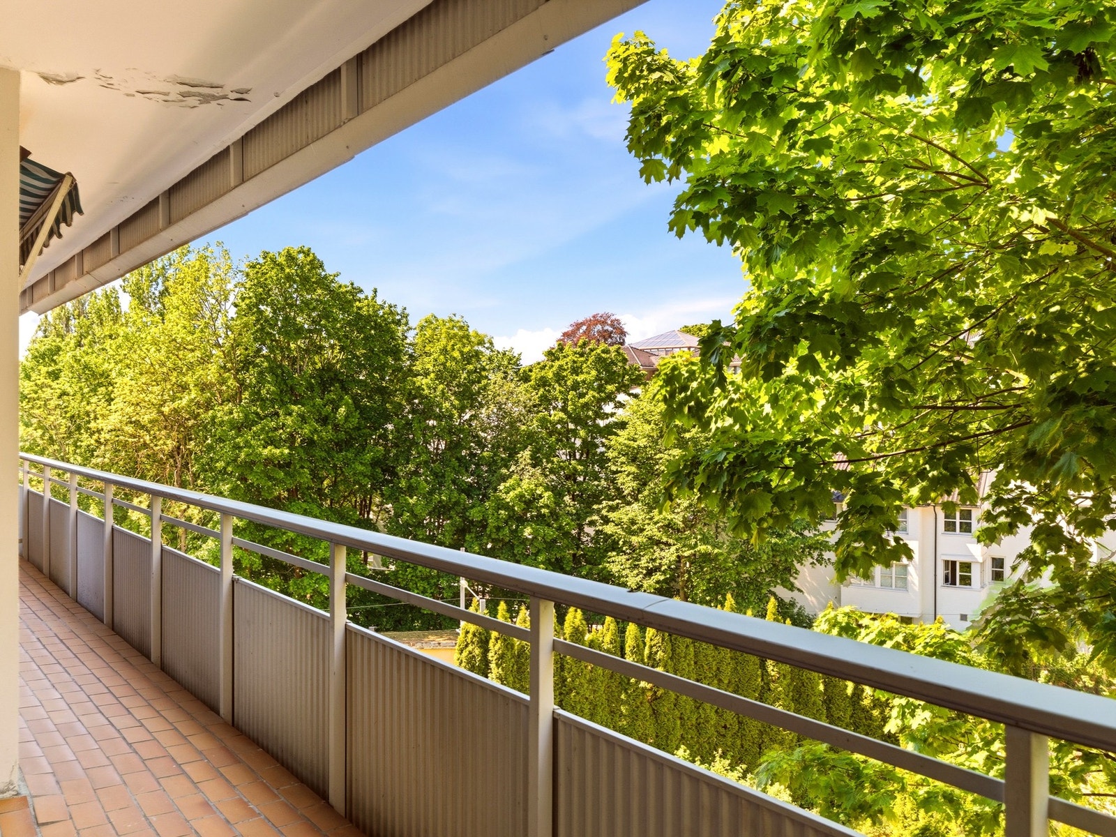 Stor balkong, lengst bort er det utgang fra hovedsoverommet Galleribilde