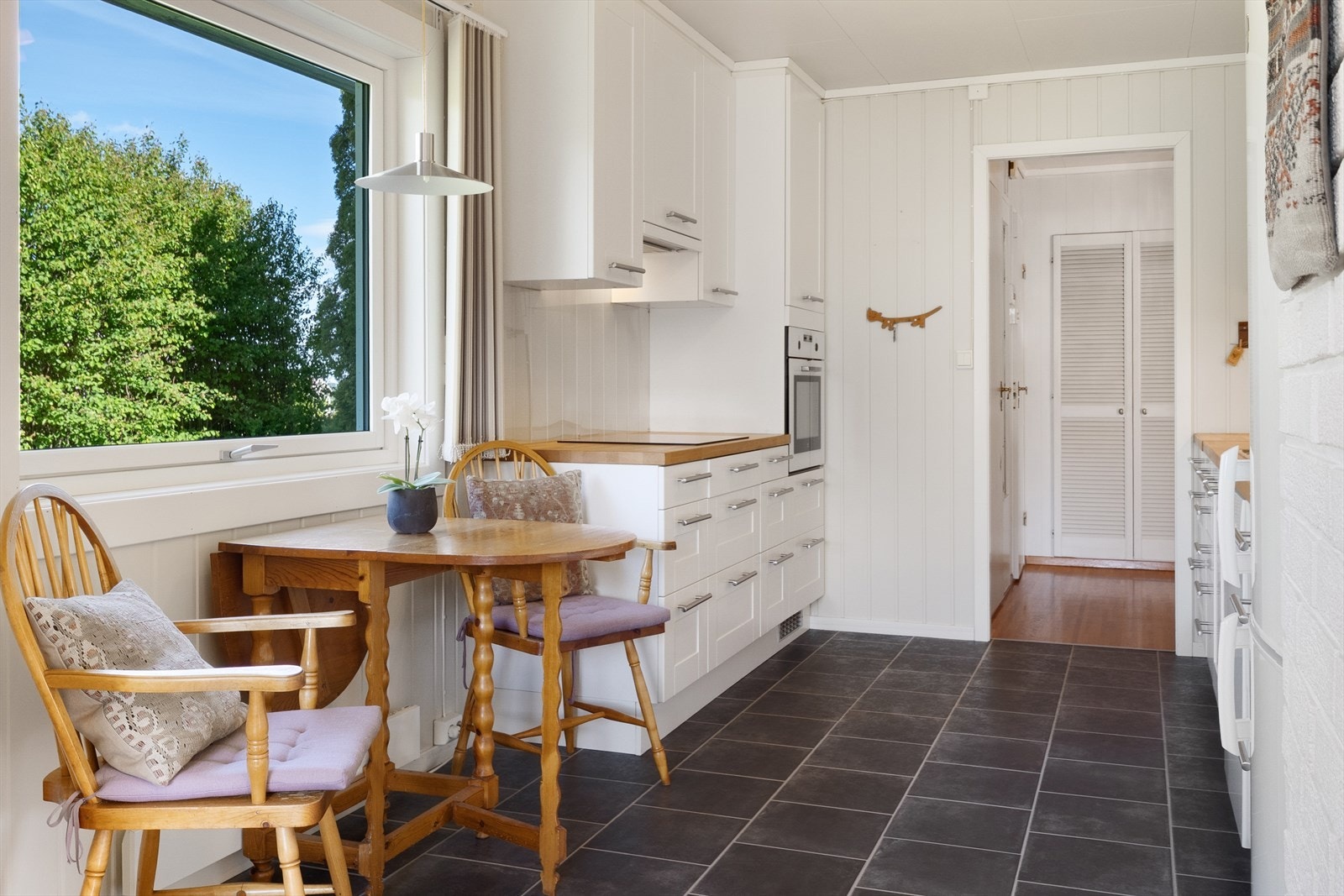 På kjøkkenet er det plass til en hyggelig spisekrok ved vinduet. Galleribilde