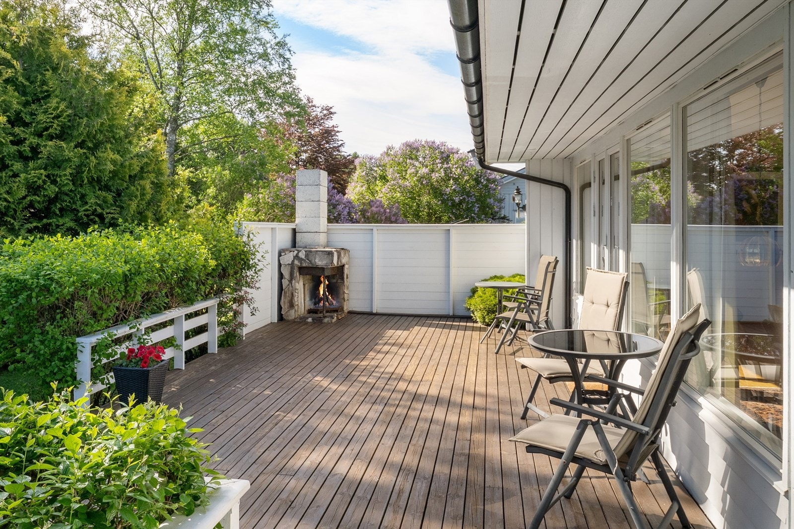 Fra stuen er det utgang til en stor terrasse som videre fører ned til hagen. Galleribilde