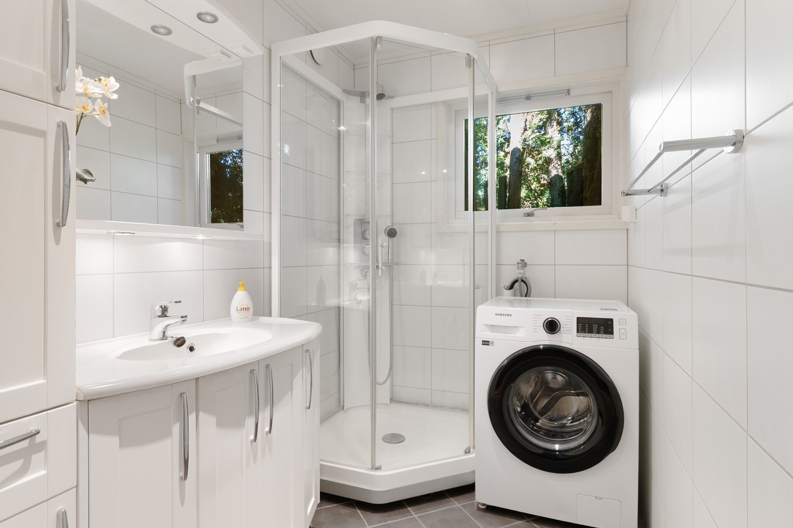 Badet ble oppgradert i 2009 og har fliser på gulv og vegger, samt elektriske varmekabler. Galleribilde