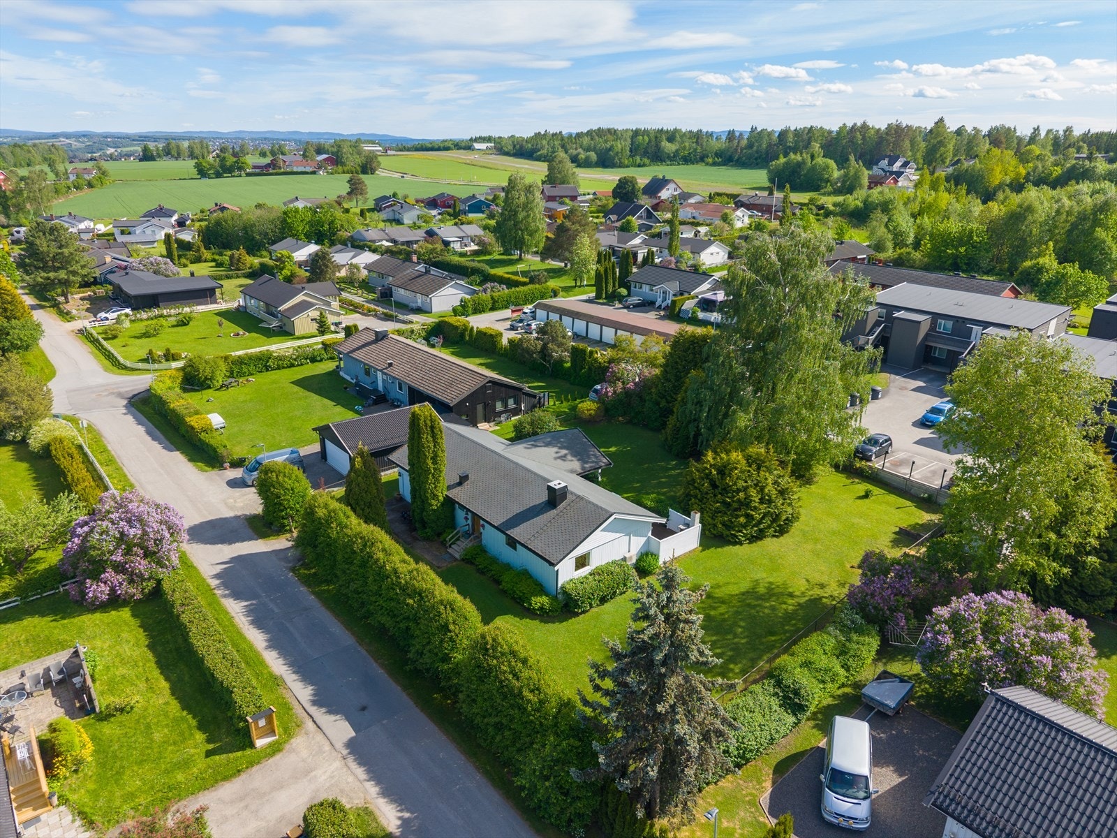 Eiendommen ligger i et veletablert boligområde med bussholdeplass innen kort avstand. Galleribilde