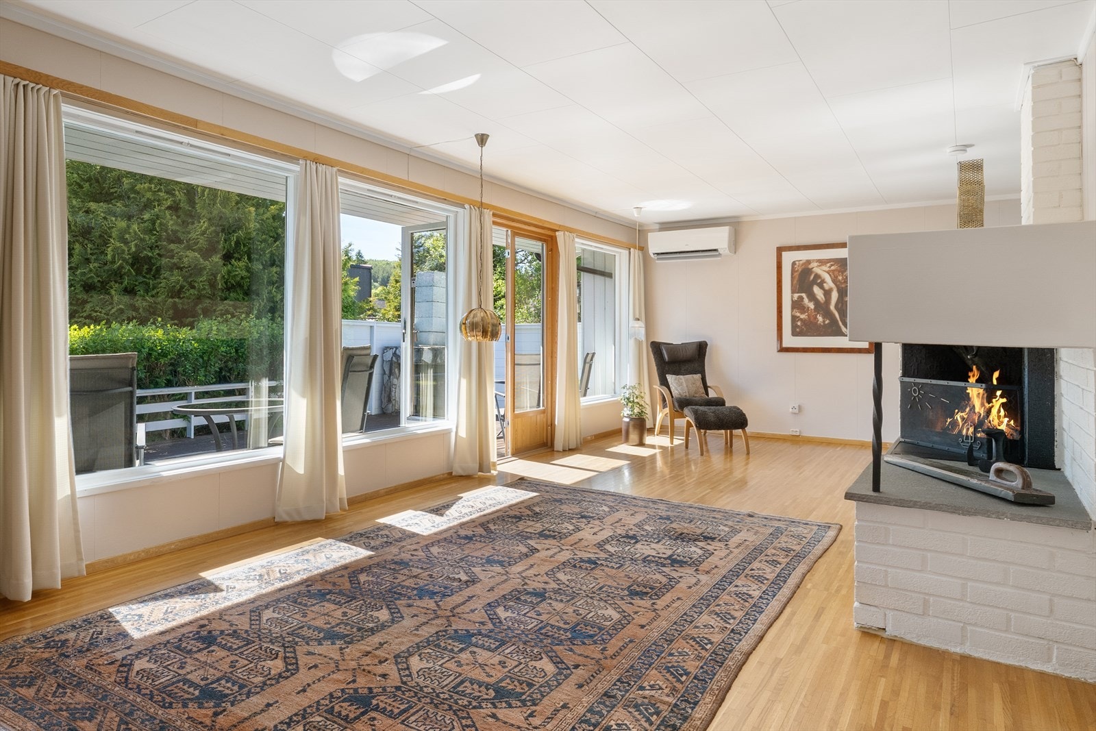 Stuen er et lyst og åpent rom med god plass til sofagruppe og spisegruppe i hver sin sone. Galleribilde