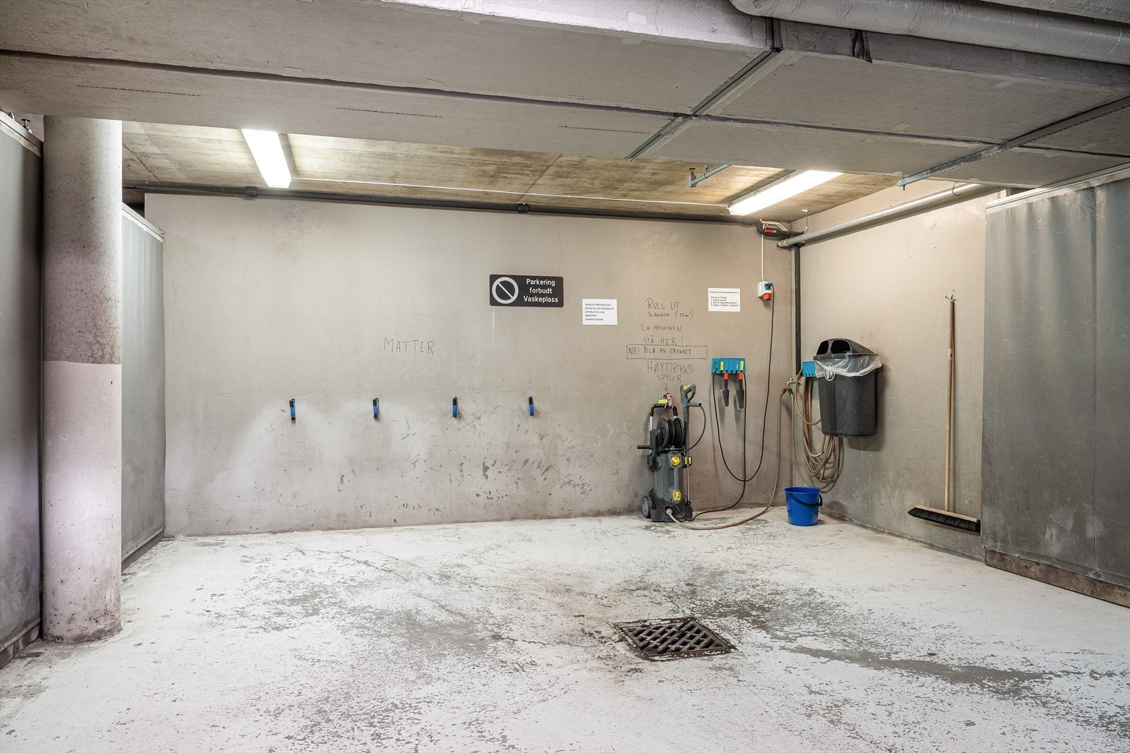 Det finnes en felles vaskehall i garasjeanlegget som er tilgjengelig for beboerne. Galleribilde