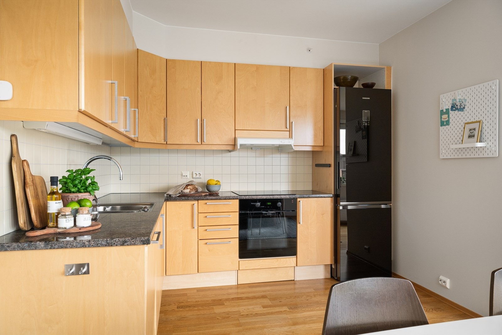 Kjøkkenet er fra HTH og byr på gode arbeidsforhold med rikelig skap- og benkeplass og steinbenkeplate. Galleribilde