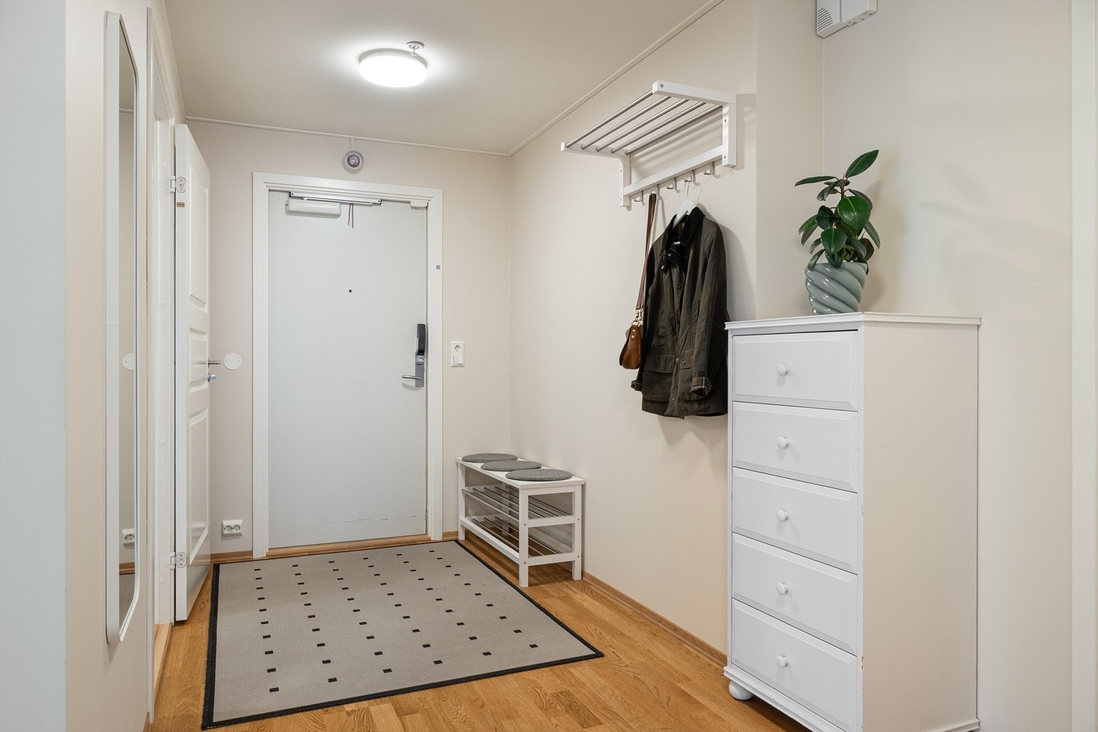 Gang med plass til å henge av seg yttertøy. Galleribilde