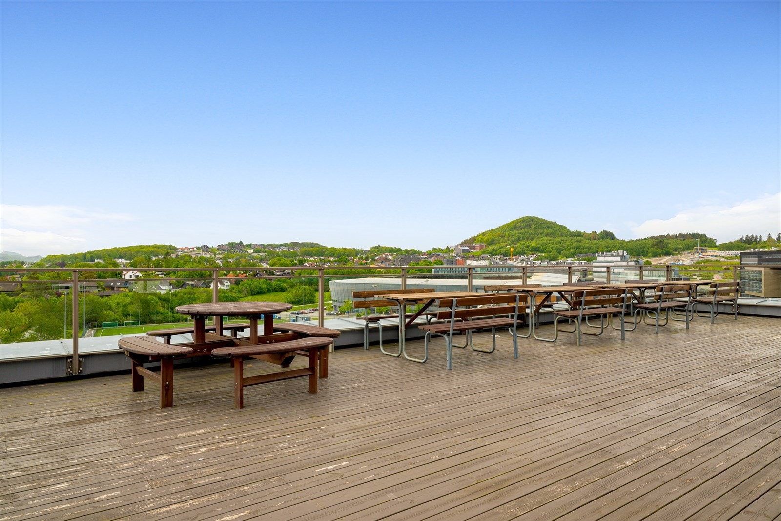 Romslig takterrasse med utsikt, til glede for beboerne. Galleribilde