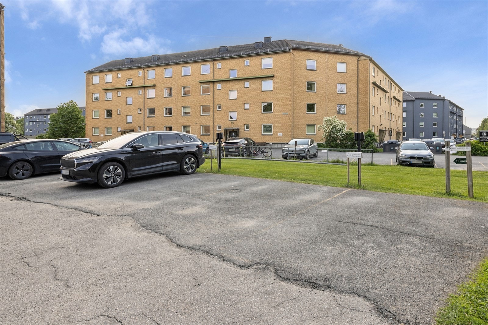 Leiligheten har egen parkeringsplass. Galleribilde