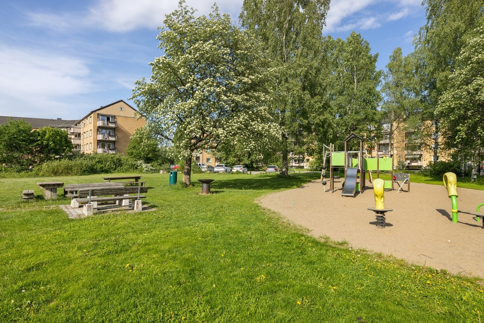 Fellesområdene er utstyrt med lekeplass og sittegrupper for beboerne. Galleribilde