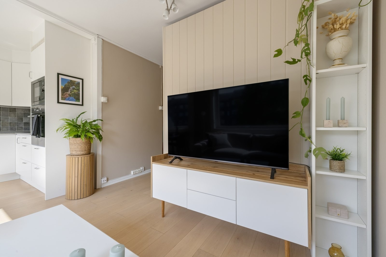 Stuen en malt i moderne farger og har en god romfølelse. Galleribilde