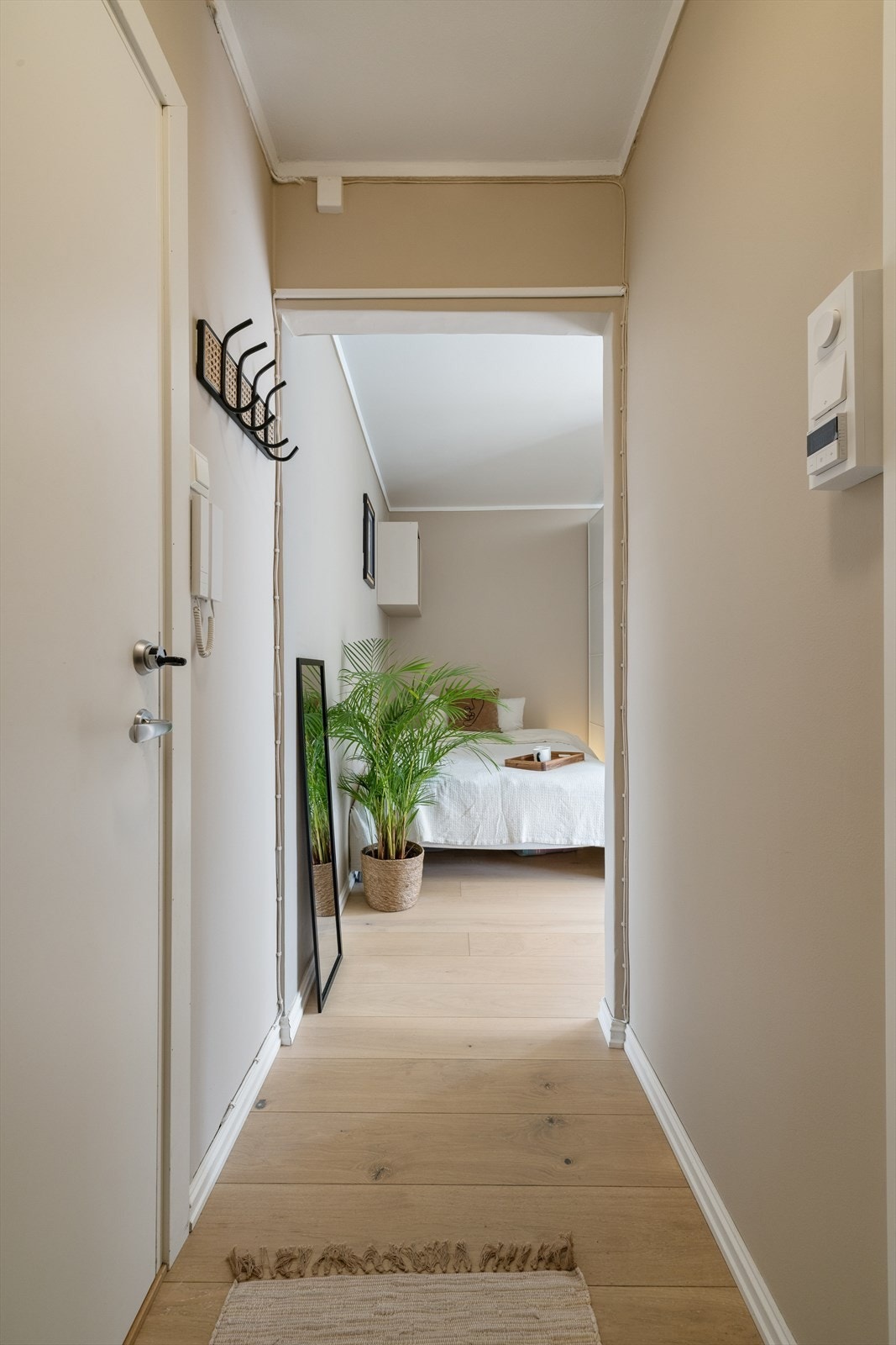 Fra entréen er det tilgang til badet og videre inn til leilighetens oppholdsrom. Galleribilde