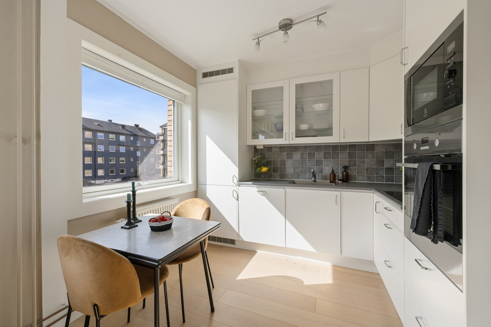 Kjøkkenet har plass til en spiseplass ved vinduet. Vinduer med 2-lags glass er fra 2019. Galleribilde