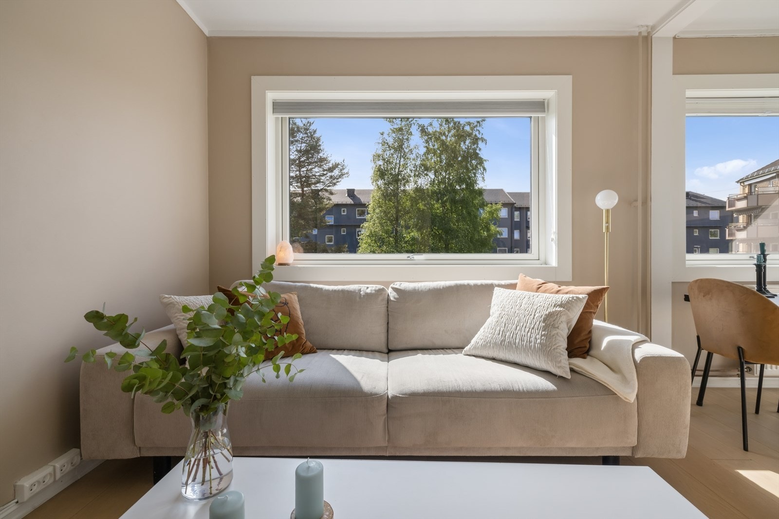 Store vindusflater slipper inn rikelig med dagslys. Galleribilde