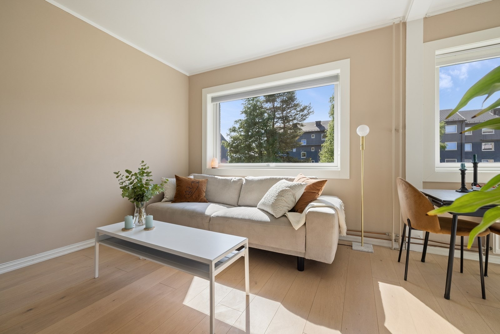 Gjennomgående laminat på gulv og lysmalte veggflater skaper et helhetlig inntrykk. Galleribilde