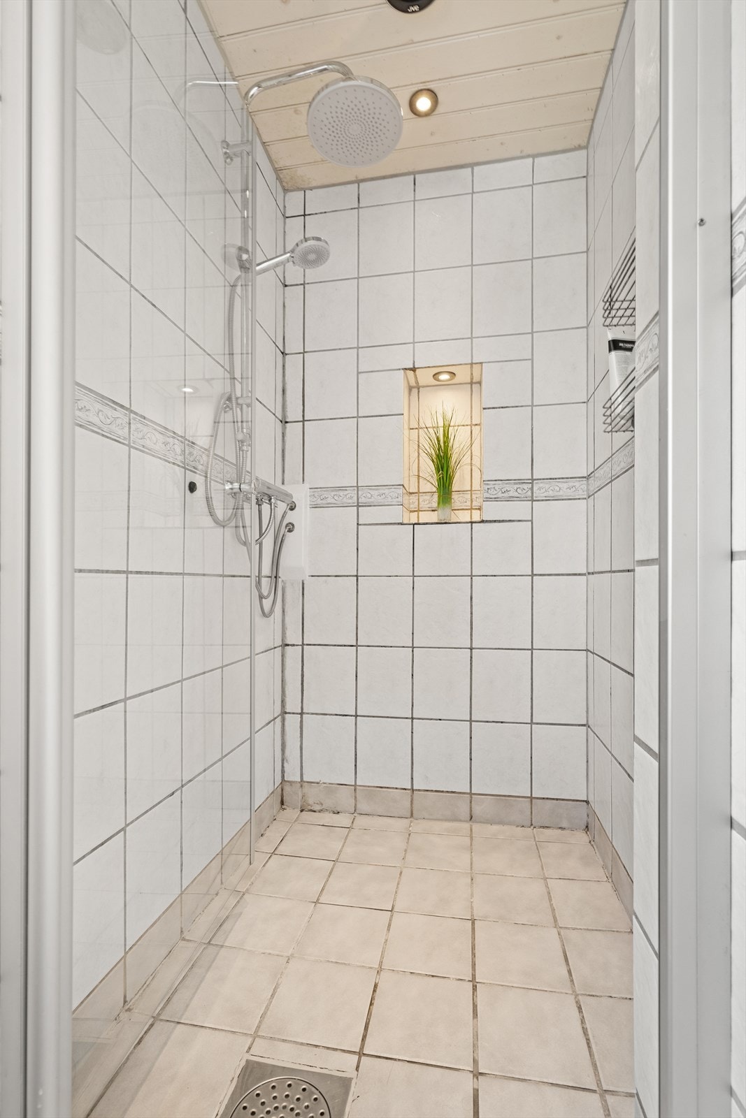 Dusjnisjen i badet i 1 etg har fått ny regnfallsdusj med sidedusj i forkrommet utførelse. Galleribilde